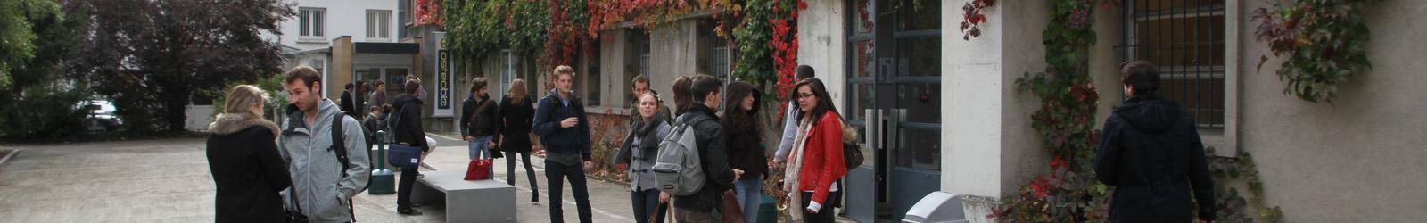 Photo façade campus avec élèves devant l'école d'ostéopathie Ostéobio Paris