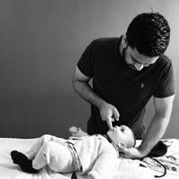 Ramanan Thesingam ostéopathe biomécanicien manipulant un nourrisson, ancien élève de l'école d'ostéopathie Ostéobio Paris