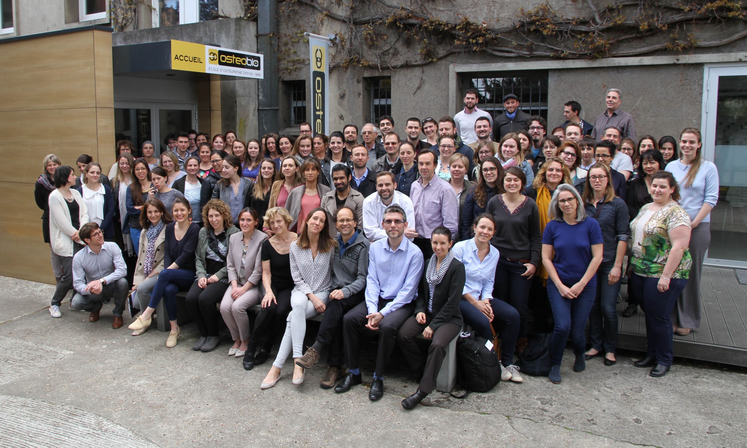 Photo de groupe au congrès international d'ostéopathie de l'école d'ostéopathie Ostéobio Paris