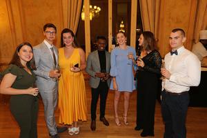 Groupe d'étudiants posant lors de la soirée de Gala de l'école d'ostéopathie Ostéobio