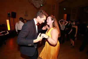 Couple dansant lors de la soirée de Gala de l'école d'ostéopathie Ostéobio