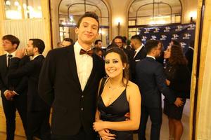 Couple d'étudiants posant lors de la soirée de Gala de l'école d'ostéopathie Ostéobio