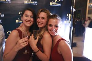 Trio d'étudiants posant lors de la soirée de Gala de l'école d'ostéopathie Ostéobio