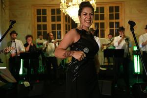 Chanteuse du groupe Lady Mama lors de la soirée de Gala de l'école Ostéobio