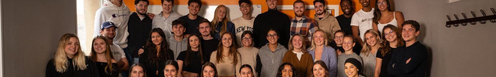 Photo de groupe d'élèves de l'école d'ostéopathie agréée Ostéobio Paris