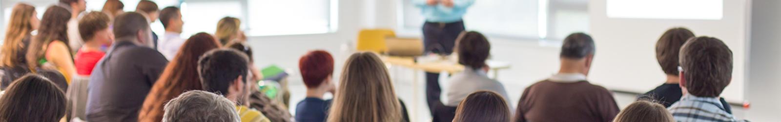 Une audience en salle de classe écoute le formateur