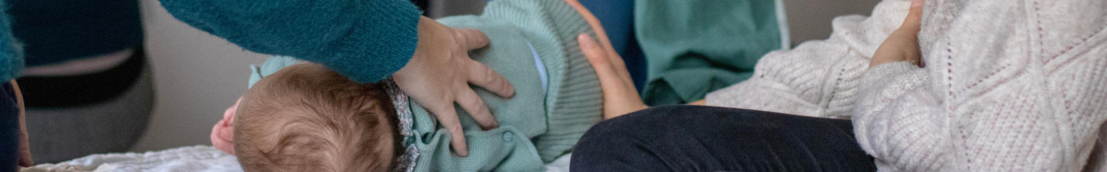 nourrisson dans une séance d'ostéopathie 