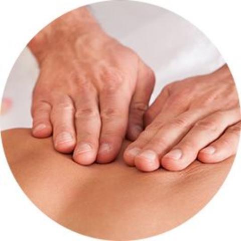 Zoom sur deux mains jointes au niveau des omoplates d'un homme.