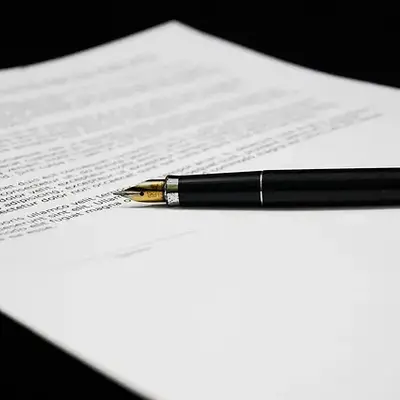 Style posé sur des papiers administratifs 