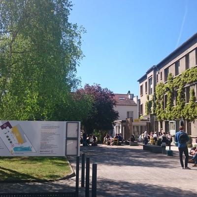 Photo de l'entrée du campus avec la pancarte de bienvenue de l'école d'Ostéopathie Ostéobio Paris 