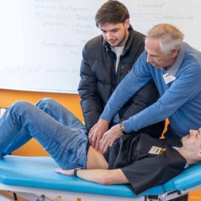 manipulation-patient-ecole-osteopathie-osteobio