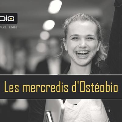 Affiche des mercredis d’Ostéobio. Une jeune étudiante souriante de l'école dOstéopathie Ostéobio Paris