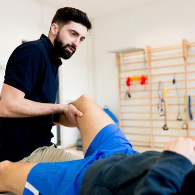 Un ostéopathe manipulant un sportif