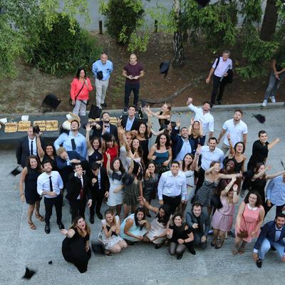 Photo de groupe étudiant après la remise de diplômes de la promotion Ambroise Paré de l'école d'Ostéopathie Ostéobio Paris