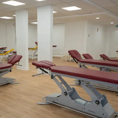 Salle de pratique où peuvent s'entraîner les étudiants d'Ostéobio