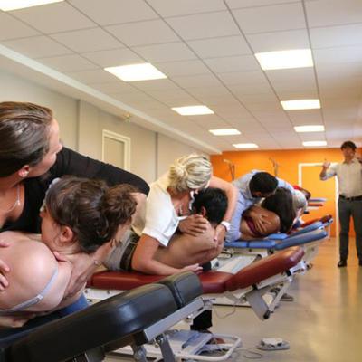 Classe d'étudiant en travaux pratiques écoutant leur professeur de l'école dOstéopathie Ostéobio Paris