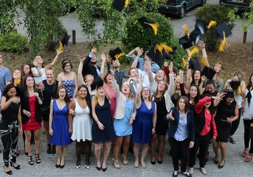 groupe d'étudiant lors d'une remise de diplôme de l'école dOstéopathie Ostéobio Paris