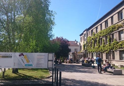 Photo de l'entrée du campus avec la pancarte de bienvenue de l'école d'Ostéopathie Ostéobio Paris 