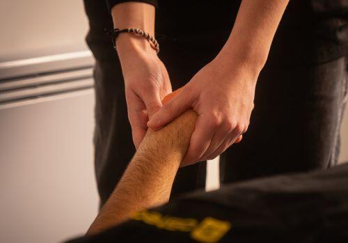 manipulation d'un poignet chez Ostéobio-école d'ostéopathie à paris 