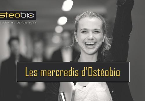 Affiche des mercredis d’Ostéobio. Une jeune étudiante souriante de l'école dOstéopathie Ostéobio Paris