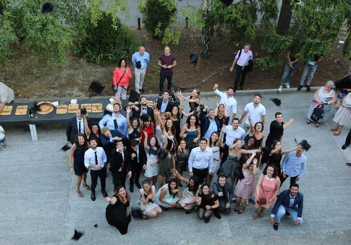 Photo de groupe étudiant après la remise de diplômes de la promotion Ambroise Paré de l'école d'Ostéopathie Ostéobio Paris