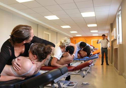 Classe d'étudiant en travaux pratiques écoutant leur professeur de l'école dOstéopathie Ostéobio Paris