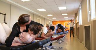 Classe d'étudiant en travaux pratiques écoutant leur professeur de l'école dOstéopathie Ostéobio Paris