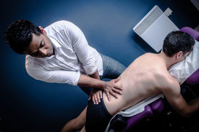 Ramanan Thesingam ostéopathe biomécanicien manipulant un jeune homme allongé sur le ventre de l'école d'ostéopathie Ostéobio Paris