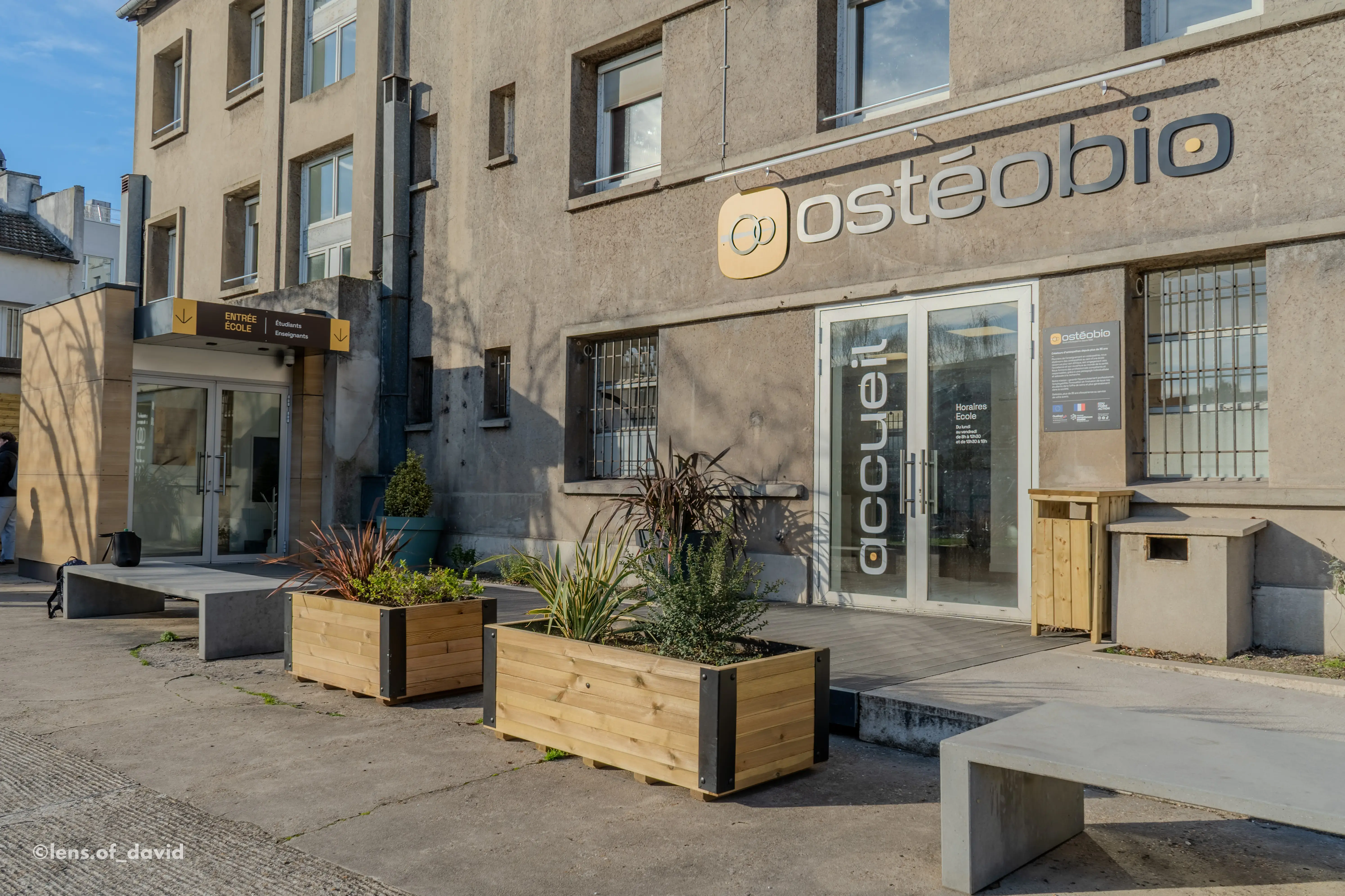 Accueil extérieur du campus Ostéobio