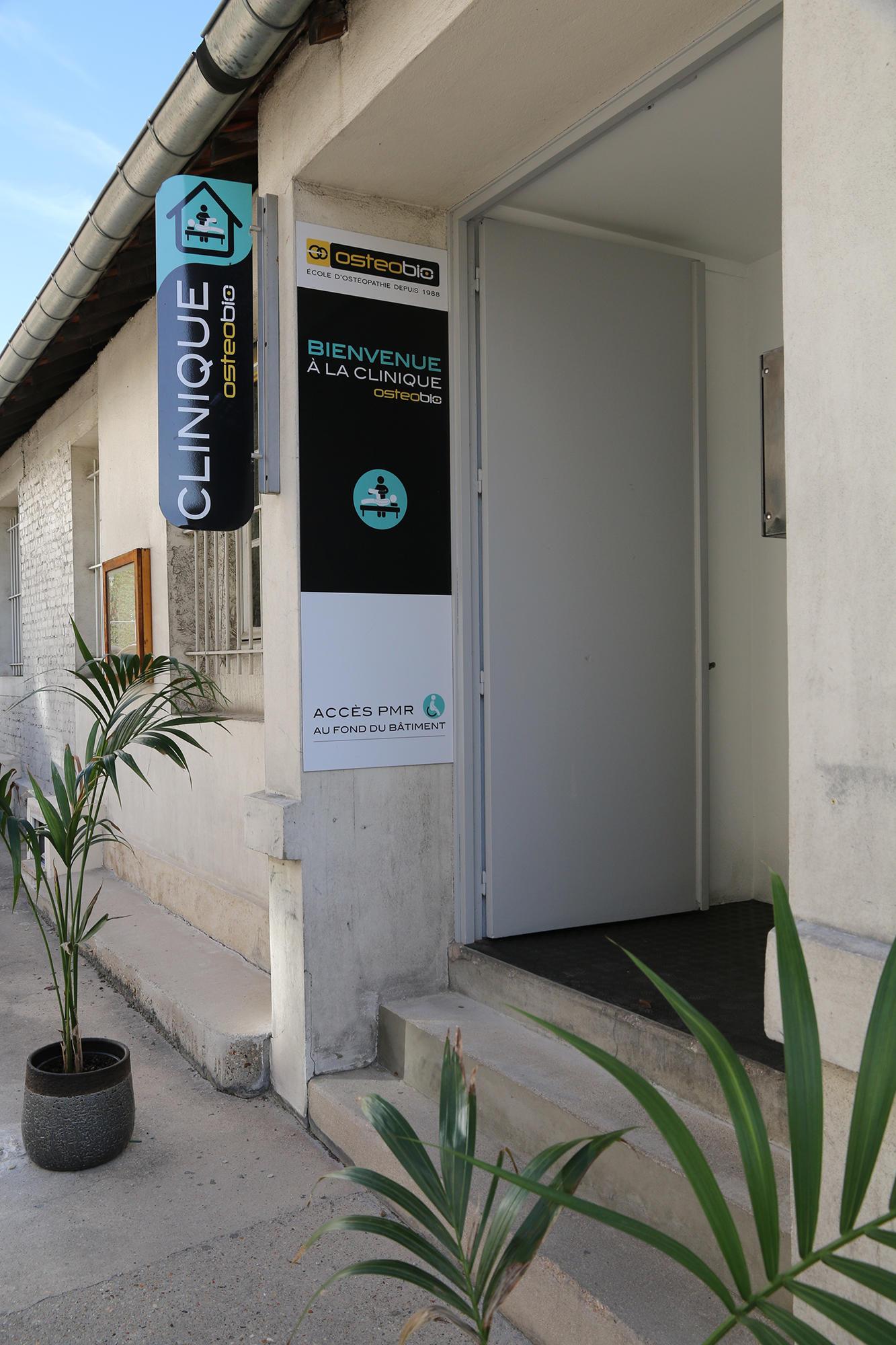 Entrée de la clinique interne de l'école d'ostéopathie Ostéobio