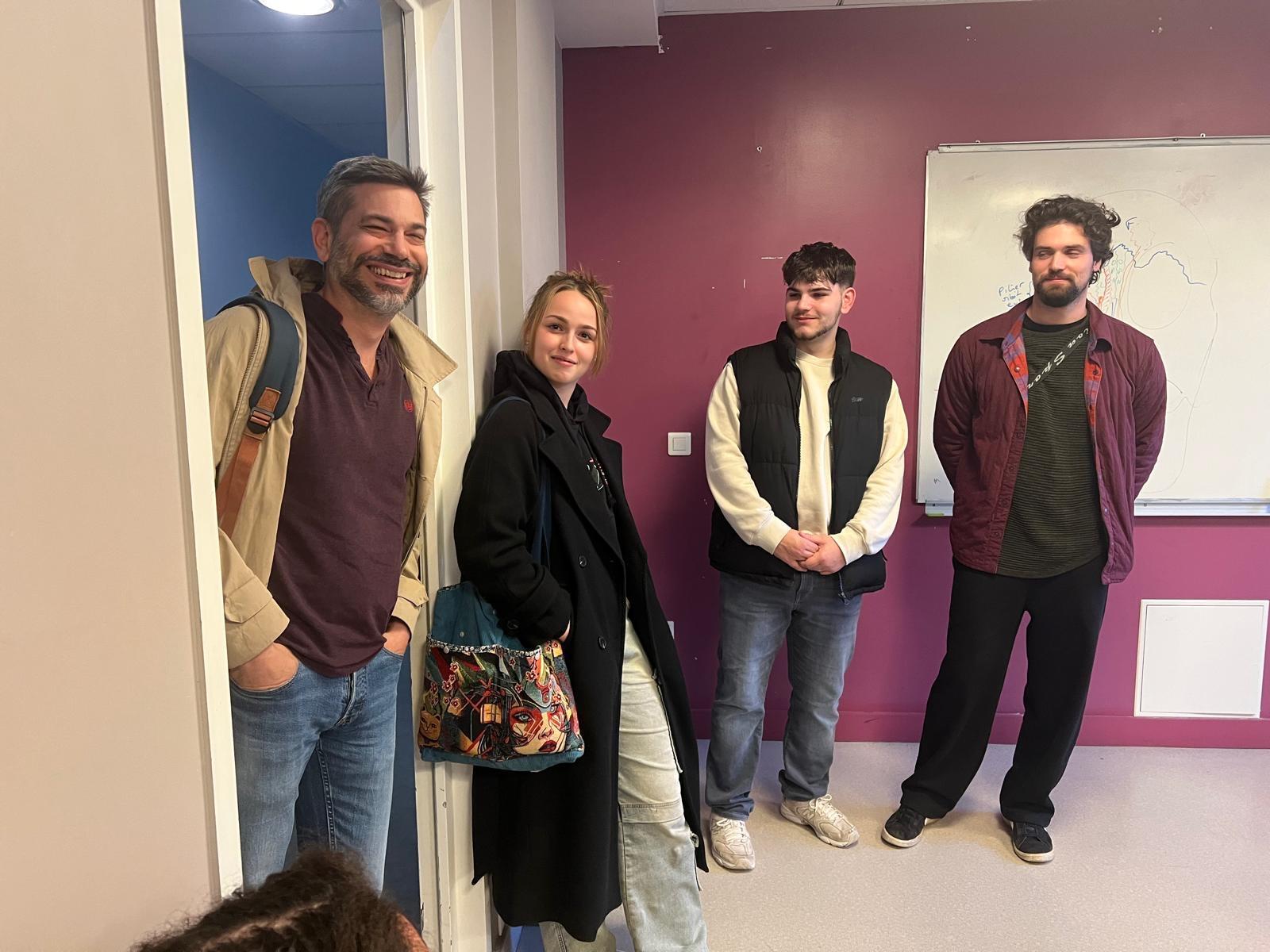 Discussion entre étudiant.es et professeurs sur le campus Ostéobio