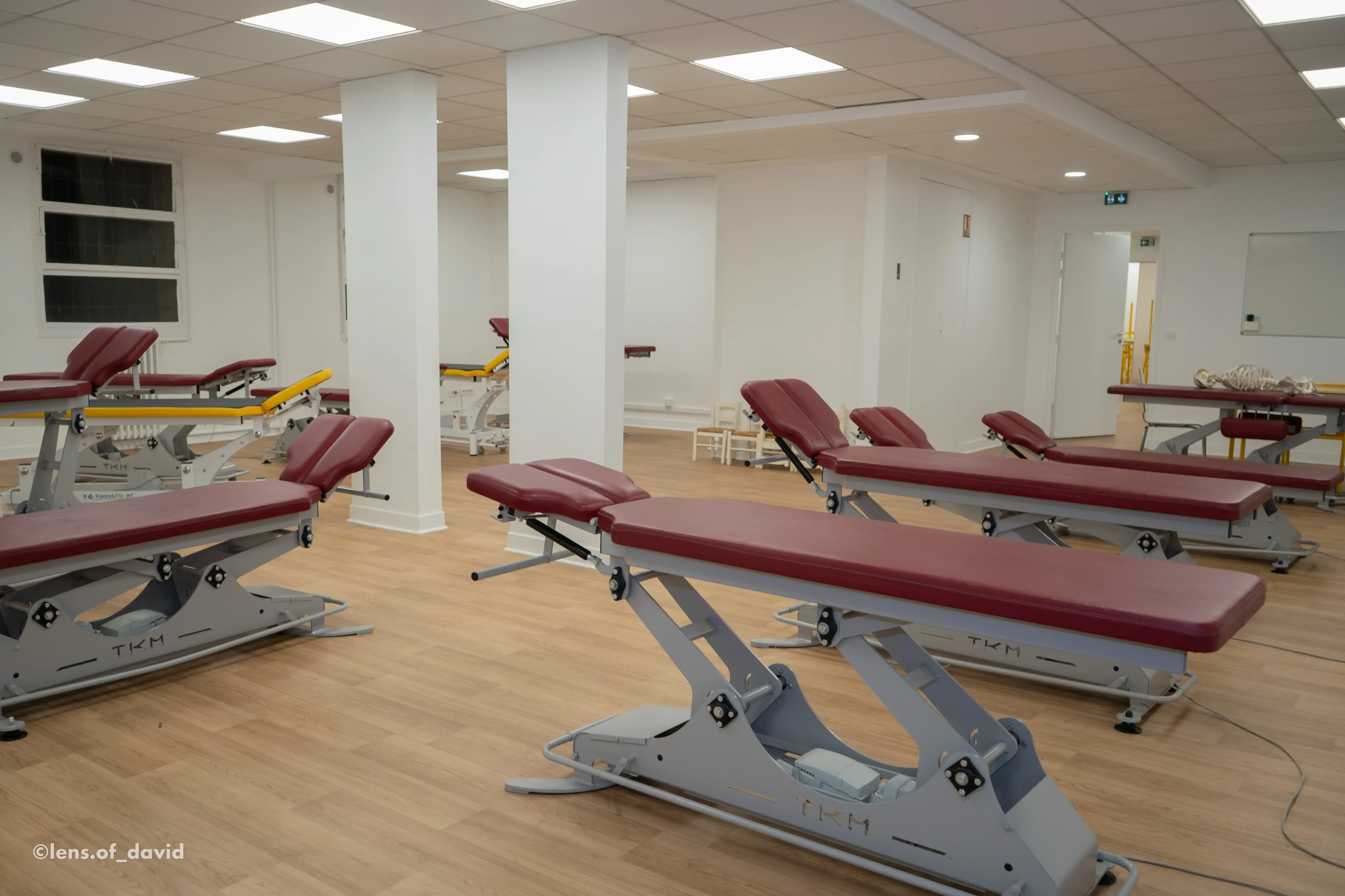 Salle de pratique où peuvent s'entraîner les étudiants d'Ostéobio