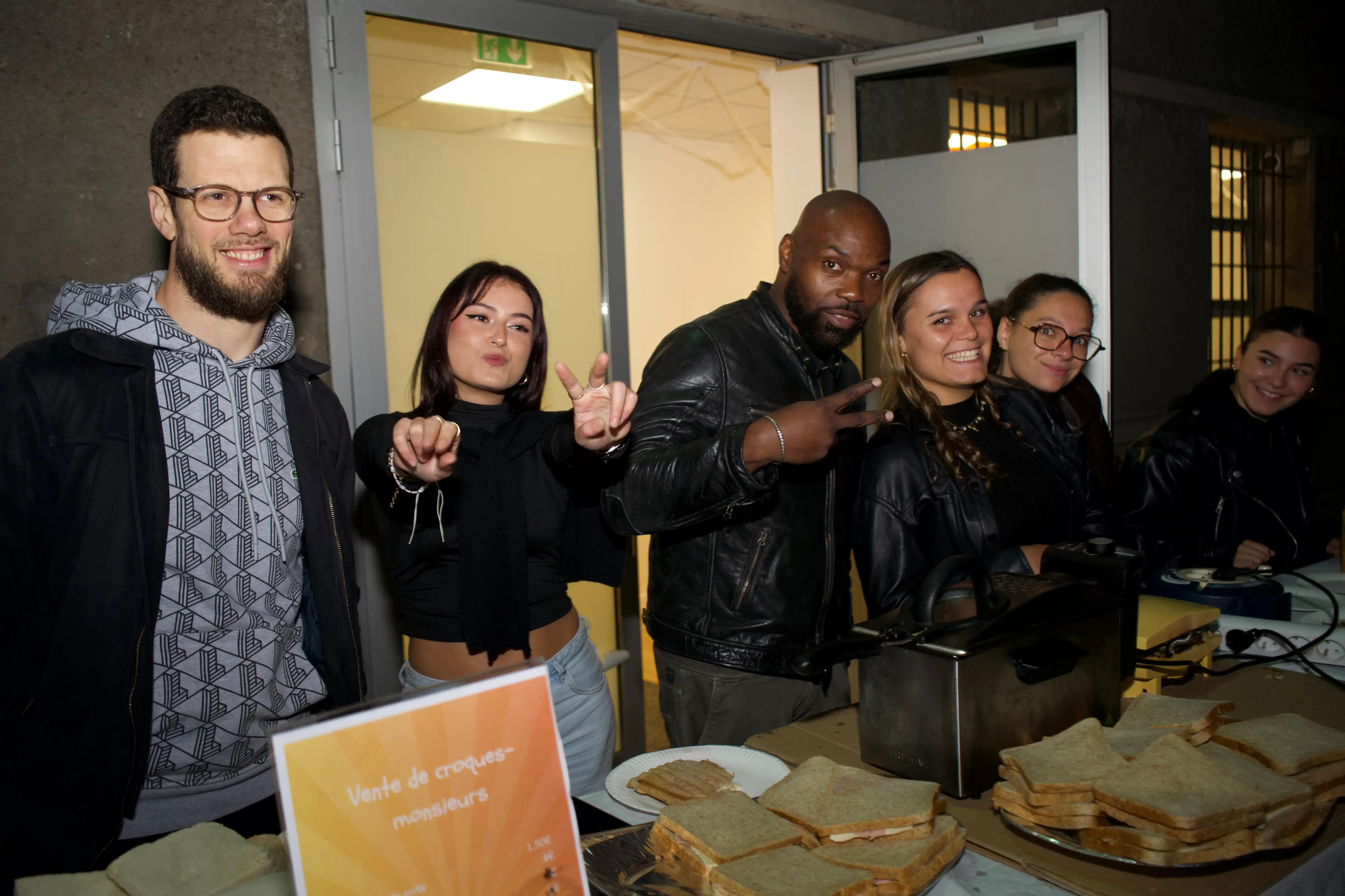 BDE en train de servir les croques monsieur aux étudiants Ostéobio