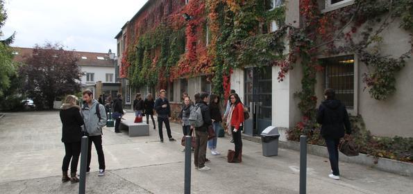 Photo façade campus avec élèves devant l'école d'ostéopathie Ostéobio Paris