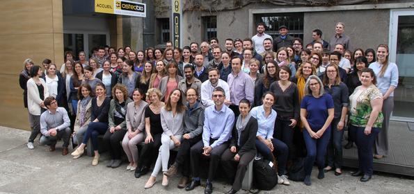 Photo de groupe au congrès international d'ostéopathie de l'école d'ostéopathie Ostéobio Paris