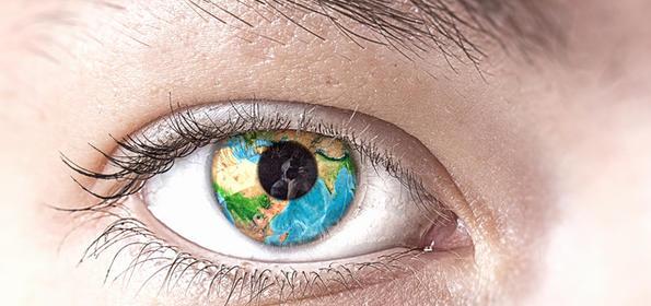 Un oeil avec le monde s'y reflétant