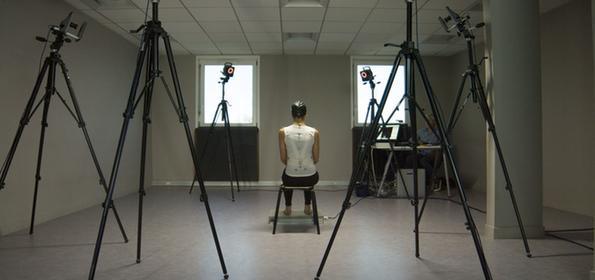 Photo d'un homme en session de test dans le laboratoire de recherche de la clinique Ostéobio de l'école d'ostéopathie Ostéobio Paris