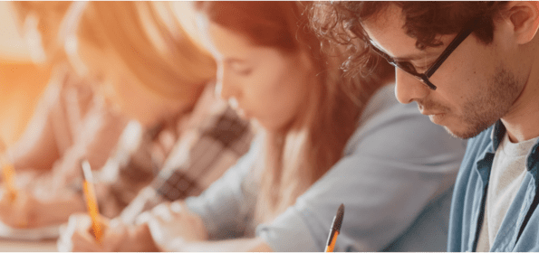 Etudiants travaillant sur ordinateurs et cahiers